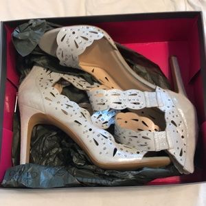 Vince camuto high heels only worn once